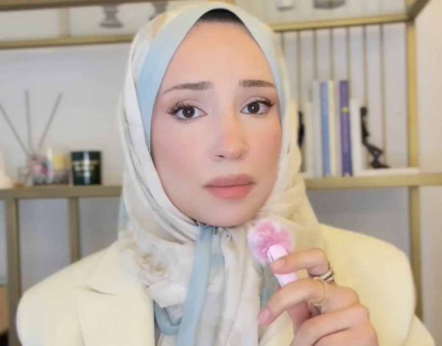 Feride Kübra Ateş çalışma odasında